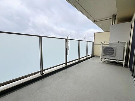 広めのバルコニーが暮らしに開放感をプラス。家族でのんびり過ごしたり,季節の風を感じながらリラックスできる,嬉しいアウトドア空間です。