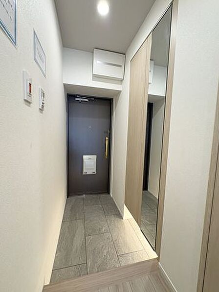 玄関には天井まで高さのあるシューズボックス。全身鏡がありお出かけ前のチェックもできます。