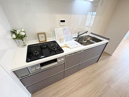 3口コンロで同時調理が可能,食洗機付で毎日のお片付けもらくちん。家事の時短に嬉しいキッチンです。