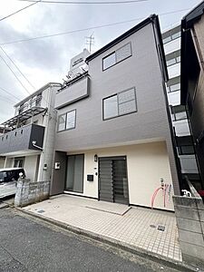外観:2000年11月築の中古住宅。幹線道路から1本入った住宅地に立地しています。 外観:2000年11月築の中古住宅。幹線道路から1本入った住宅地に立地しています。