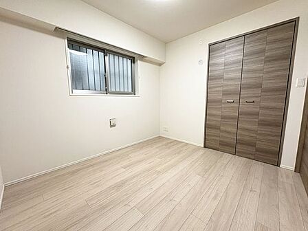 小さめの部屋だからこそ，落ち着いた集中環境をつくりやすく，学習や在宅ワークにもぴったり：洋室約4.9帖