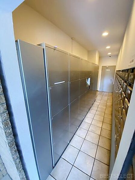 不在時や急な用事の際にも荷物の受取ができる宅配ボックス。