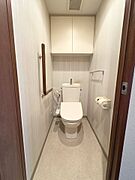 快適な温水洗浄機能付。トイレ周りで利用する小物の収納に嬉しい収納棚付。