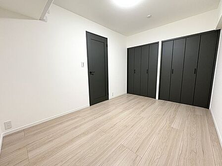 寝室はほどよい広さの中に落ち着きとくつろぎを感じられる空間です:洋室約6.0帖