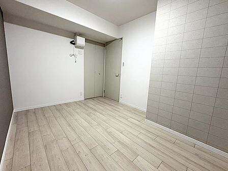 玄関側の洋室にも窓が設けられた風通しの良い快適空間：洋室約5.8帖