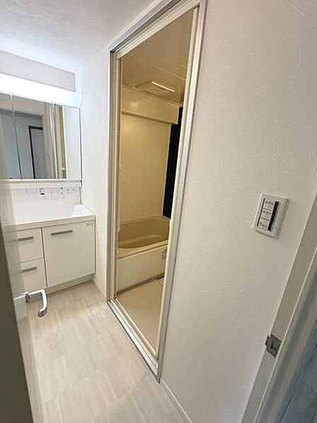 白を基調とした清潔感のある洗面室。