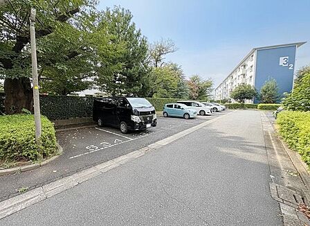 お車の出入りがしやすい平面駐車場。