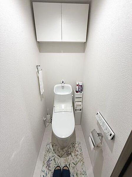 快適な温水洗浄機能付。トイレ周りで利用する小物の収納に嬉しい収納棚付。