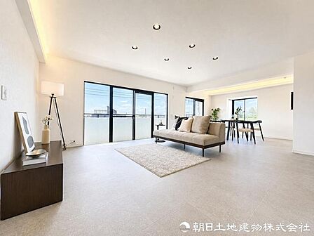 【リビング】 開放感あるLDKは家具配置もしやすく、家族それぞれの過ごし方に柔軟に対応できる設計です。※家具は含まれません。