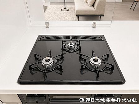 【コンロ】同時にたくさんの料理が調理できます。焼く・蒸す・煮るの工程を同時進行で進めることができるので、凝った料理もまとめて作ることができます。時短にもつながりますね。