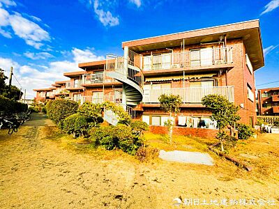 外観:【外観写真】彩られた街区に現出する建物は、ここに住まう方々へ余すこと無く太陽の恵みを届けられるように計画・設計されております。 外観:【外観写真】彩られた街区に現出する建物は、ここに住まう方々へ余すこと無く太陽の恵みを届けられるように計画・設計されております。