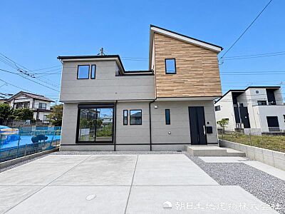 外観:自然の美しさを引き立てる洗練された外観。落ち着いた住宅街の景観に優しく調和し、帰るたびに誇らしさを感じられる佇まいです。落ち着いた街並みに映える上質な外観です。 外観:自然の美しさを引き立てる洗練された外観。落ち着いた住宅街の景観に優しく調和し、帰るたびに誇らしさを感じられる佇まいです。落ち着いた街並みに映える上質な外観です。