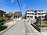 外観：【前面道路】前面道路は道幅も広くゆとりがある為、お車の運転が苦手な方も安心ですね