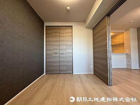 【洋室】大きな窓からたっぷりと陽光が注がれる明るい空間。家族の成長に対応できる永住仕様の間取り。時を忘れて過ごす場所として過ごせるお部屋。