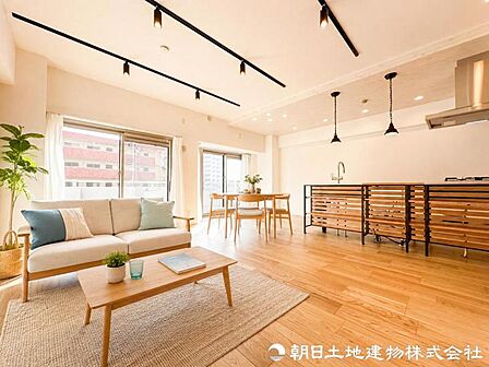 【リビング】 大きな窓から差し込む陽光が、室内をやさしく包み込みます。昼間は照明いらずの明るさを実感できます。※家具はAIによるイメージになります