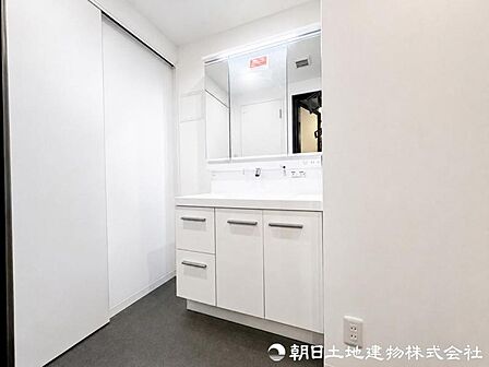 【洗面化粧台】 身支度用品をすっきり収納でき、脱衣スペースも広く確保された快適な洗面空間です。