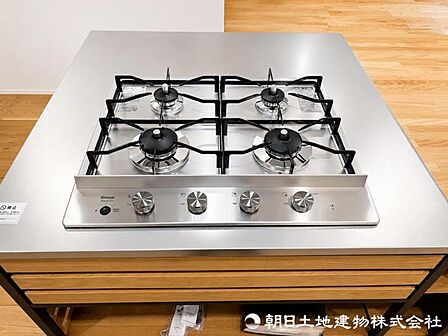 【コンロ】同時にたくさんの料理が調理できます。焼く・蒸す・煮るの工程を同時進行で進めることができるので、凝った料理もまとめて作ることができます。時短にもつながりますね。