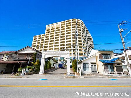 爽やかな青空と陽光に映える美しい外観。住み心地とデザイン性を兼ね備えた住空間が、日々の暮らしに心地よい満足感を届けます。住まう喜びを毎日の暮らしで実感できます。