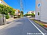 外観：ゆとりある道幅を確保した前面道路で、車同士のすれ違いや駐車時の切り返しもスムーズ。毎日の運転や来客時にも安心できる住環境です。日々の運転や来客時にも安心ですね。