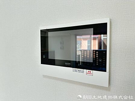 来訪者の顔を室内から確認できるモニター付きインターホンを装備。玄関を開ける前に応対でき、お子様や女性の在宅時にも心強い防犯設備です。