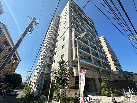 爽やかな青空と陽光に映える美しい外観。住み心地とデザイン性を兼ね備えた住空間が、日々の暮らしに心地よい満足感を届けます。住まう喜びを毎日の暮らしで実感できます。