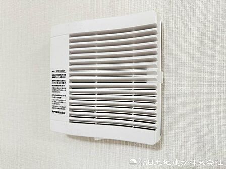 24時間換気システムを搭載し、室内の空気を継続的に入れ替えます。湿気やにおいを抑え、快適な住環境を保ちます。ご家族の健康にも配慮された設備です。