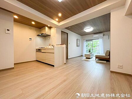 家族が自然と集まり、会話や寛ぎの時間を育むリビング。上質な開放感に包まれながら、日常のひとときを心地よく過ごせます。家族団らんの時間も豊かに育めるリビングです。