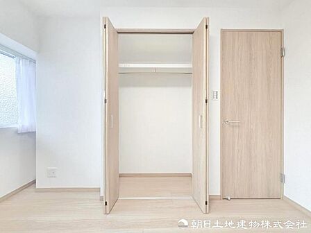 衣類はもちろん、季節物や思い出の品までたっぷり収まるクローゼット。居室をすっきり広く使える頼もしい収納です。収納上手ですっきりした暮らしが叶います。
