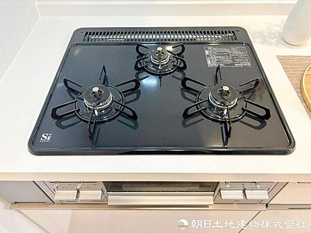 3口コンロを備え、焼く・煮る・茹でるを同時進行。複数の料理を効率よく作れるため、毎日の調理時間を短縮できます。忙しい日の調理を効率良く支えてくれます。