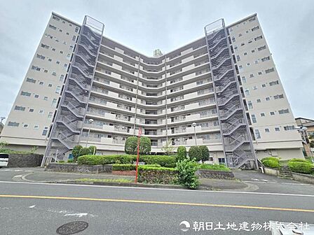 現地を訪れることで、道路の広さや周囲の音、街並みの雰囲気まで実感できます。資料では伝えきれない魅力を、ぜひ直接お確かめください。街の雰囲気を現地で体感できます。