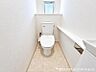 トイレ：清潔感のある落ち着いたトイレ空間。毎日使う場所だからこそ、シンプルで使いやすく、心地よく過ごせるよう整えられています。清潔で快適な毎日をしっかり支える設備です。