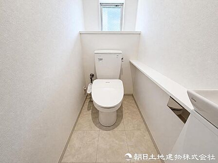 清潔感のある落ち着いたトイレ空間。毎日使う場所だからこそ、シンプルで使いやすく、心地よく過ごせるよう整えられています。清潔で快適な毎日をしっかり支える設備です。