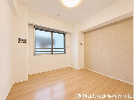 陽当りと風通しに恵まれた心地よい洋室。家族の会話も育みながら、プライベートな時間も大切にできる快適な住空間です。自分らしい時間もゆったりと心地よく楽しめますね。