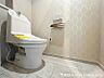 トイレ：清潔感のある落ち着いたトイレ空間。毎日使う場所だからこそ、シンプルで使いやすく、心地よく過ごせるよう整えられています。清潔で快適な毎日をしっかり支える設備です。