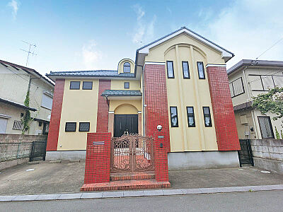 外観：鶴川駅徒歩17分。通勤通学便利な立地の住まい