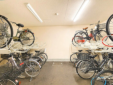 屋内で雨の日も自転車が濡れない駐輪場