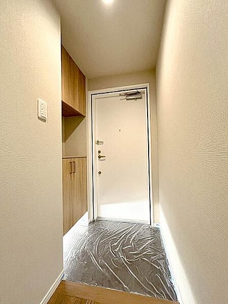 間接照明がおしゃれな玄関がきれいに片づく大容量シューズボックス