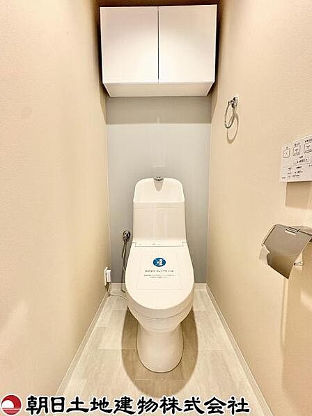 上部収納を備えた清潔感のあるトイレ