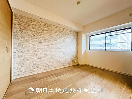 【洋室 (約5.5帖)】リビング横のお部屋になります♪