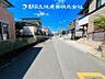 外観：【前面道路＋現地写真】交通量の少ない前面道路は、小さなお子様がいるご家庭も安心です♪