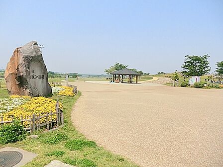 【県立相模三川公園】　季節ごとのお花が咲いていてとても気持ちがいいところです。空が広く景色が開けて相模川の風を感じ、大山が望める手入れの行き届いた素敵な公園です。