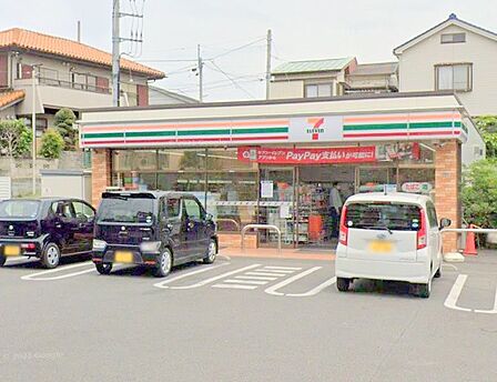 【セブンイレブン 綾瀬大上3丁目店】 駐車場が広くてかなりの台数止められます。店内はいつも清潔に清掃されており、気持ちよく買い物する事が出来ます。