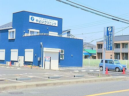 【やよいクリニック】　院内はスッキリして清潔感があります、駐車場もあるので車での通院がしやすいです。