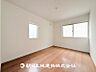室内：【洋室 (約6帖)】子供部屋にピッタリなお部屋です♪