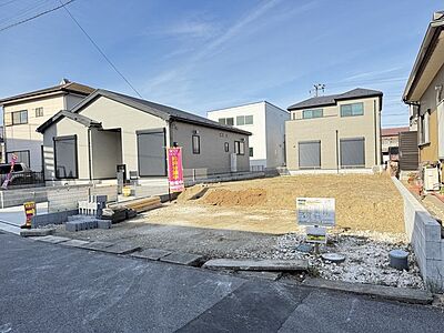 外観：【現地土地写真】南道路に面する、陽当たり良好な立地。建築条件はございませんので、お好きなハウスメーカーや工務店にて、夢のマイホーム建築が叶います！