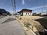 その他：【前面道路含む外観写真】前面道路と敷地との高低差がほとんどないため、車や自転車などの出入りがスムーズに行えそうです。