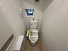トイレ：【トイレ】年間を通して快適にご利用いただける、温水洗浄便座付きのトイレ。トイレは各階に配置されています。