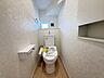 トイレ：【トイレ/1階】年間を通して快適にご利用いただける、温水洗浄便座付きのトイレです。