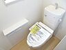 室内：【トイレ/同仕様】年間を通して快適にご利用いただける、温水洗浄便座付きのトイレです。トイレは各階に配置されています。※実際とは異なる場合があります。