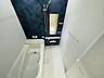 浴室：【浴室/7号棟】ベンチタイプの浴槽が採用されています。半身浴をしたり、お子さまと一緒に入浴したりする際に役立ちます。